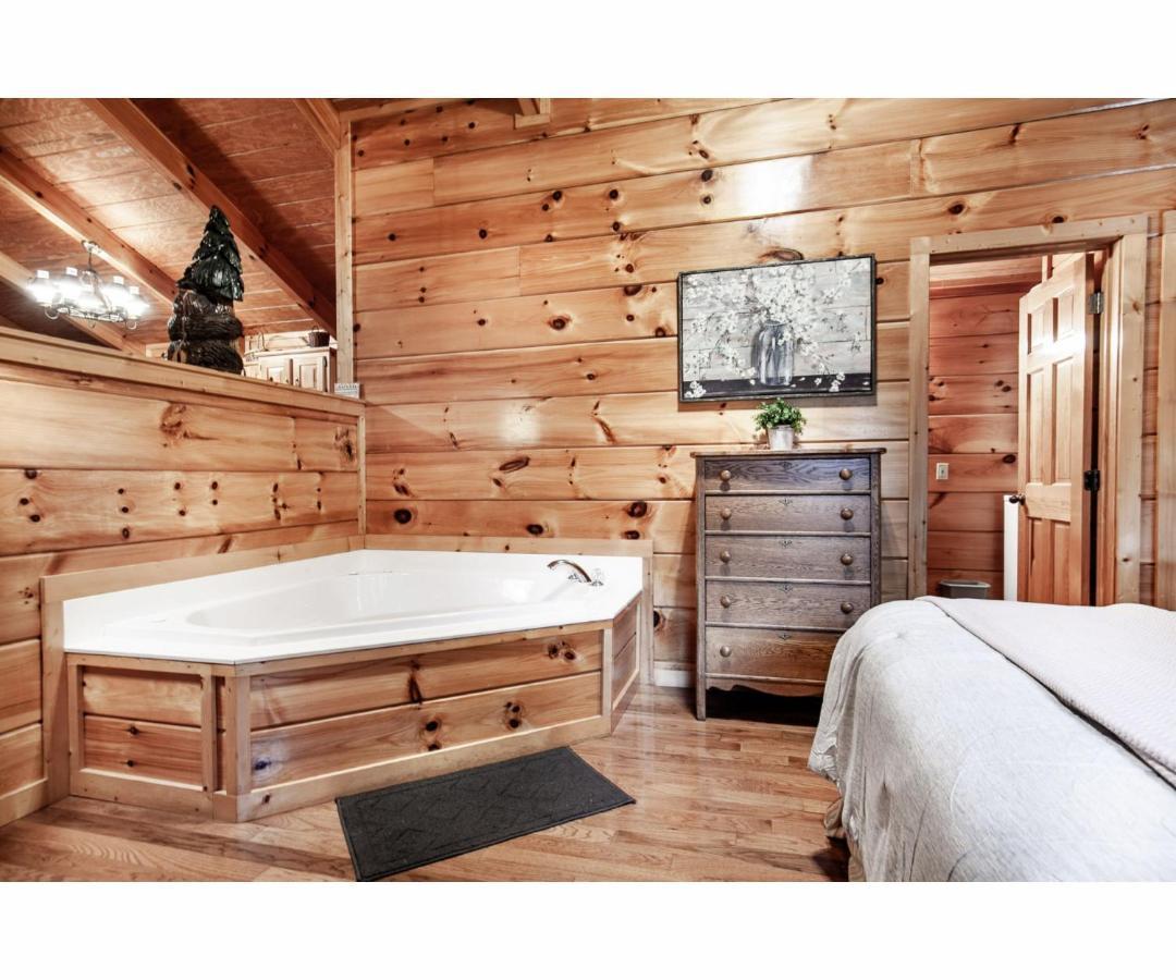 Peekaboo With Hot Tub, Pool Table, And Jacuzzi Villa Pigeon Forge Luaran gambar