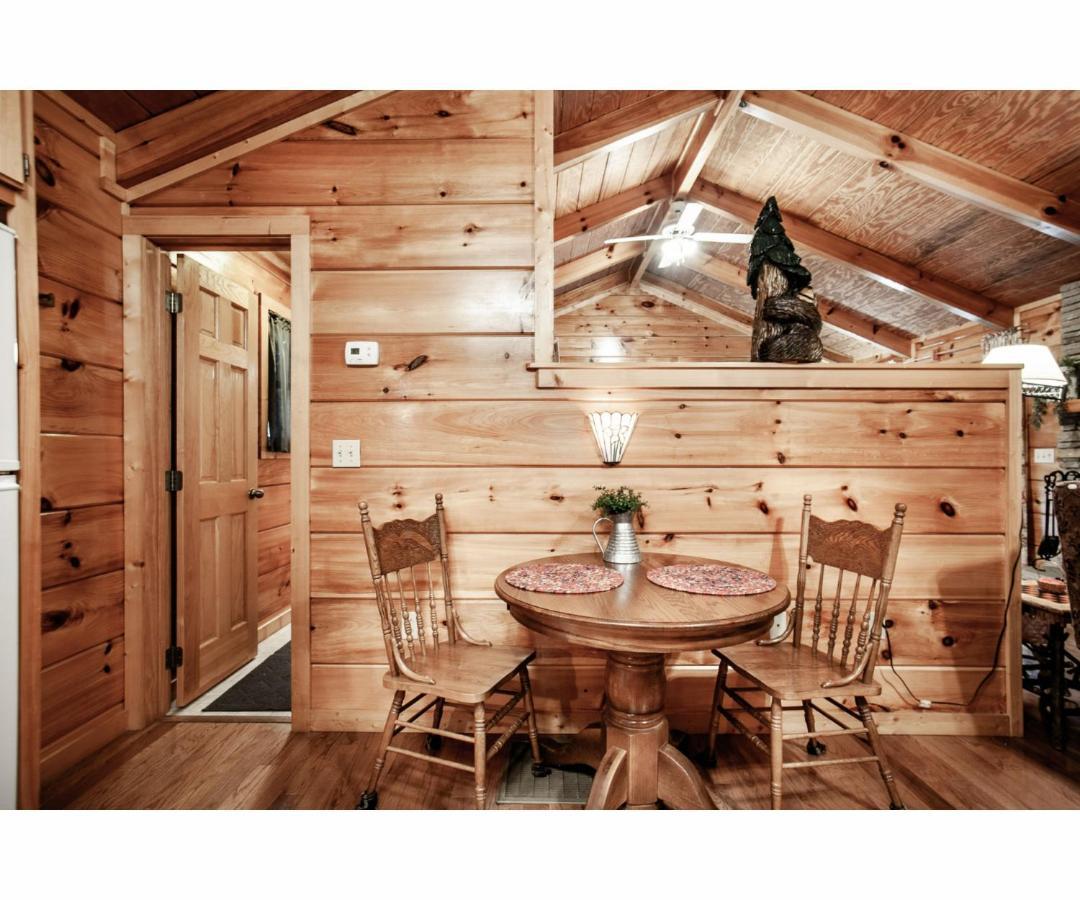 Peekaboo With Hot Tub, Pool Table, And Jacuzzi Villa Pigeon Forge Luaran gambar