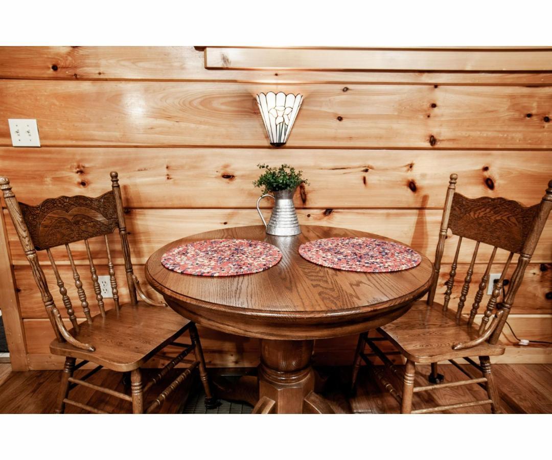 Peekaboo With Hot Tub, Pool Table, And Jacuzzi Villa Pigeon Forge Luaran gambar