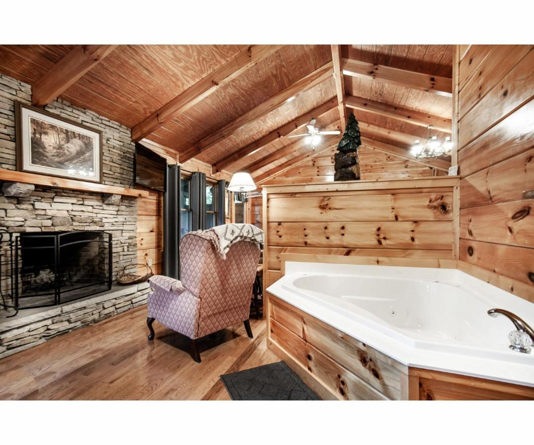 Peekaboo With Hot Tub, Pool Table, And Jacuzzi Villa Pigeon Forge Luaran gambar